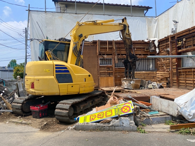 老朽化した空き家の解体工事を行う現場写真（青森市）