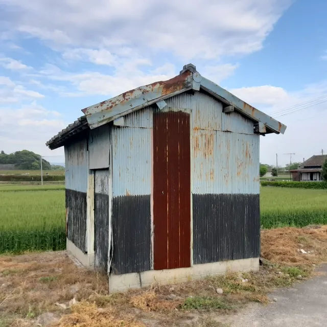 解体前の古いトタン小屋の写真。青森市で小屋解体・撤去も対応