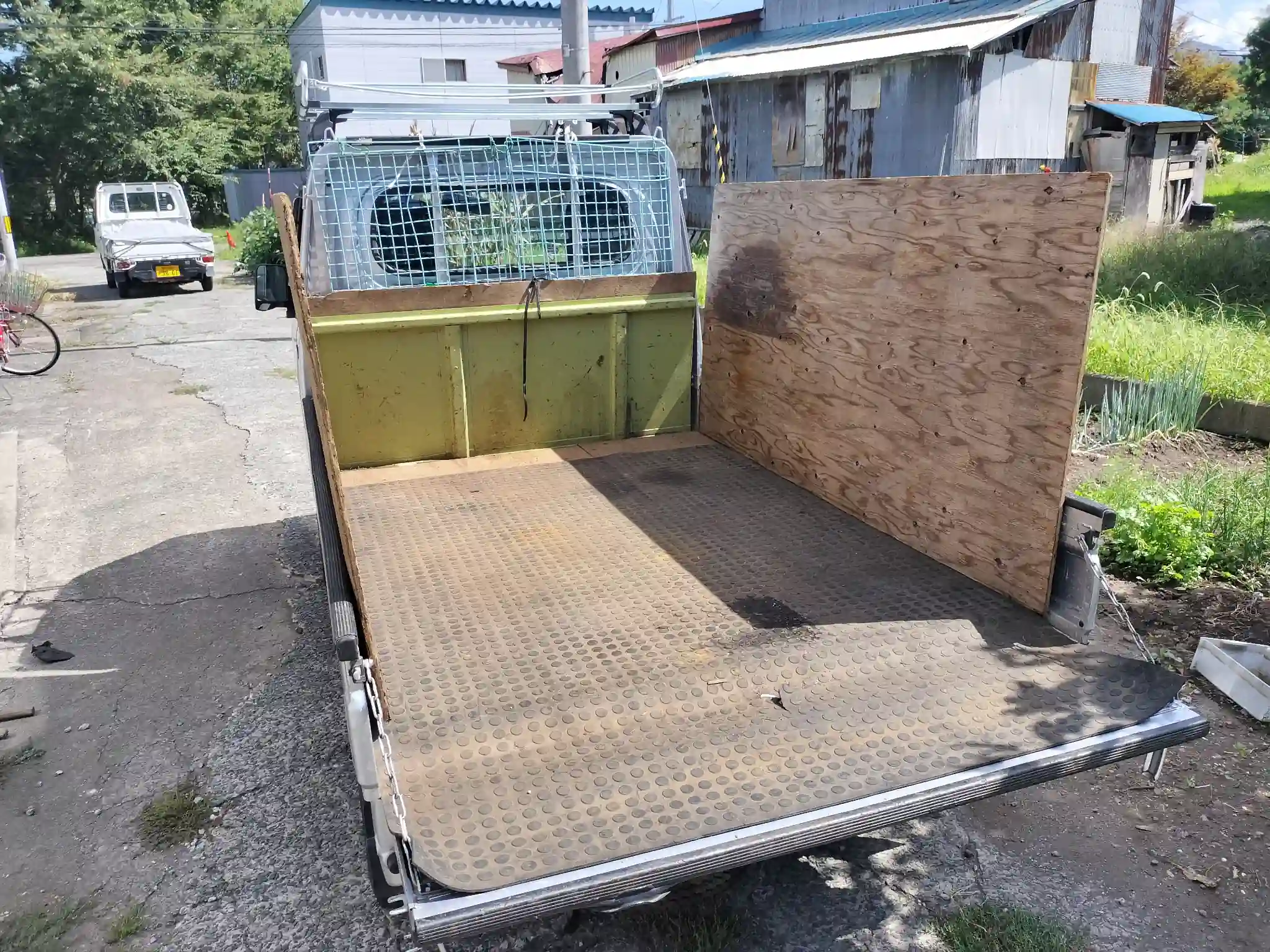 不用品を積み込む前の軽トラック荷台写真 軽トラック積み放題プラン紹介