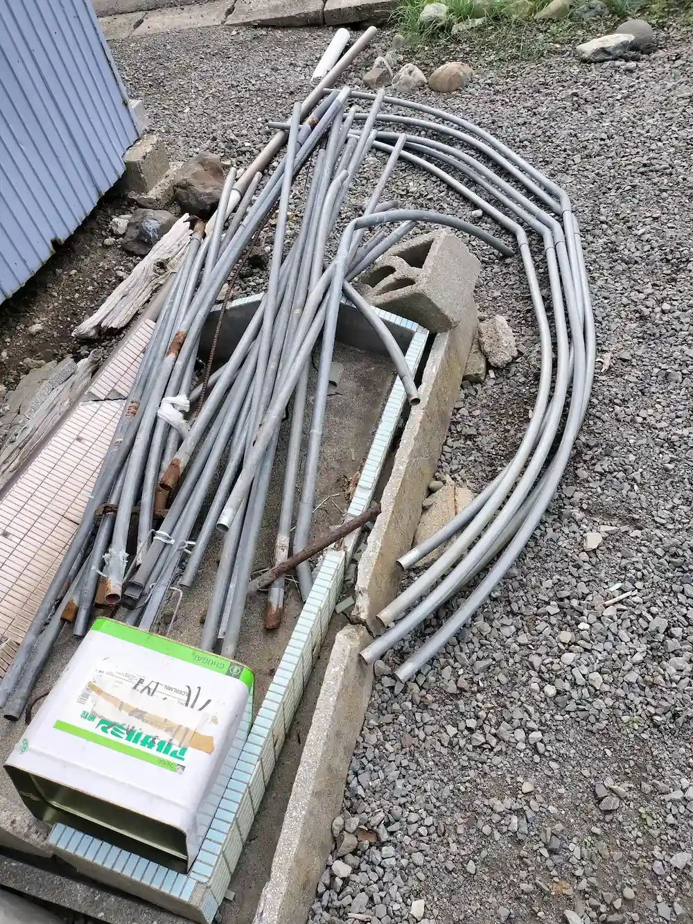 青森市での鉄くず回収前の状況。パイプ車庫解体で出た金属パイプを整理した様子