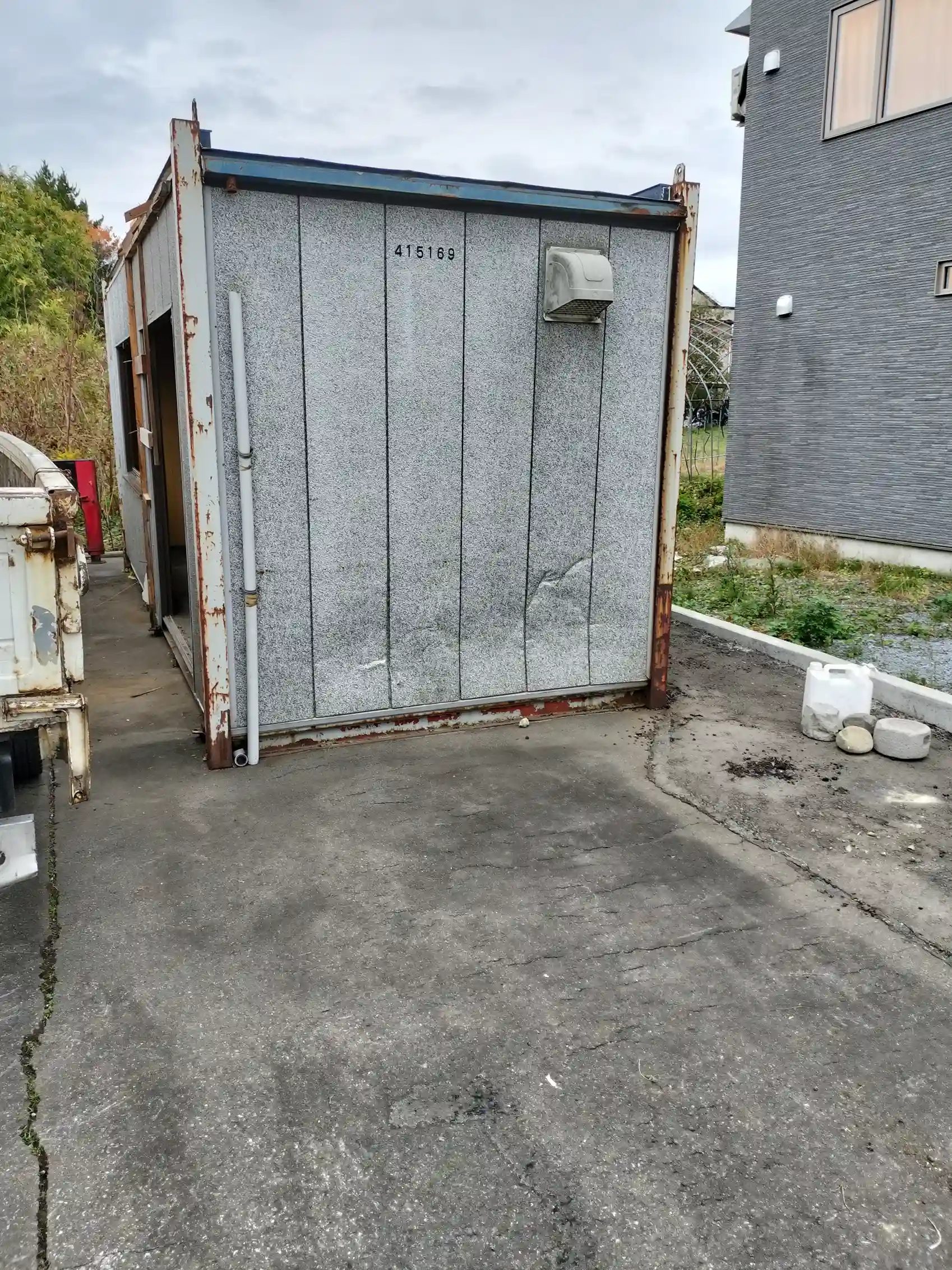 青森市でプレハブ撤去前の様子。プレハブ内の不用品片付けも合わせて実施。