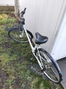 青森市のマンション敷地内で放置された自転車を、大家さんが警察に相談したうえで適法に撤去・回収した様子