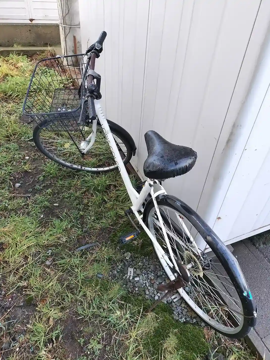 青森市のマンション敷地内で放置された自転車を、大家さんが警察に相談したうえで適法に撤去・回収した様子